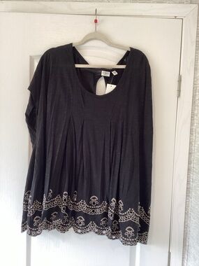 Cato Black blouse with Cream Embroidered Hem size 26/28W EUC